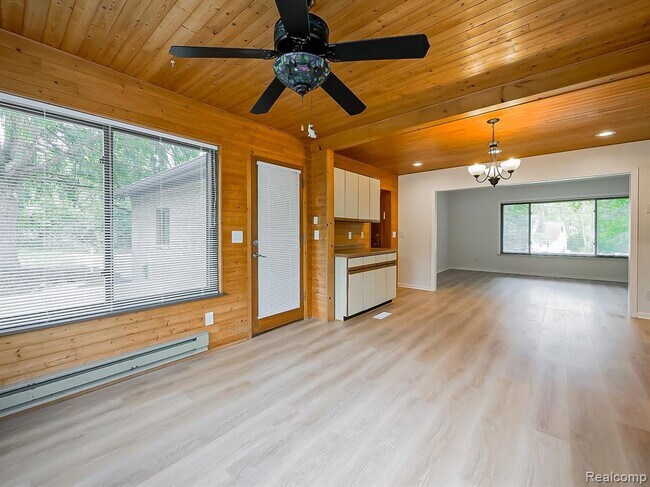 Building Photo - 7580 Thornwood St