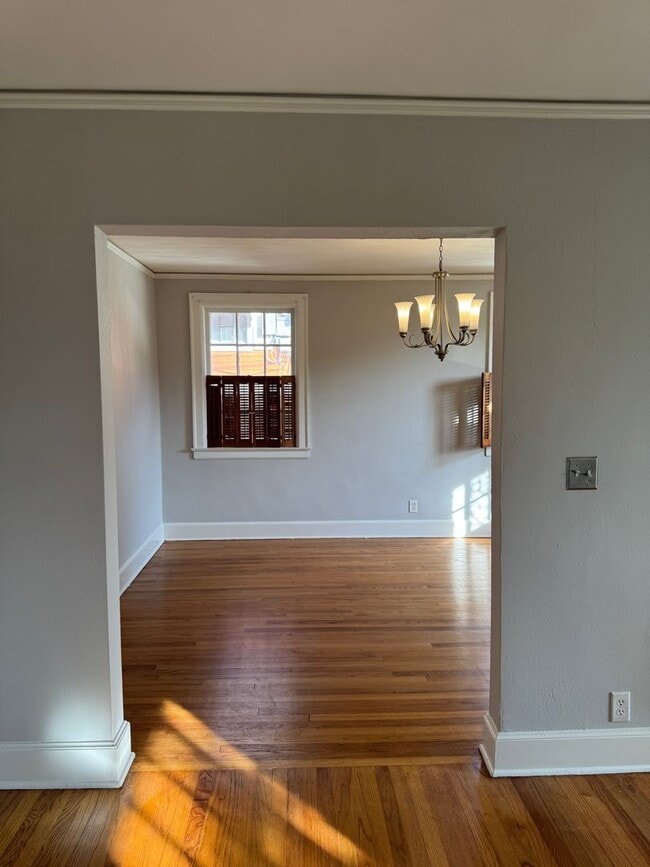 Building Photo - Adorable Home