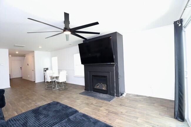 Building Photo - 2037 Elmridge Rd