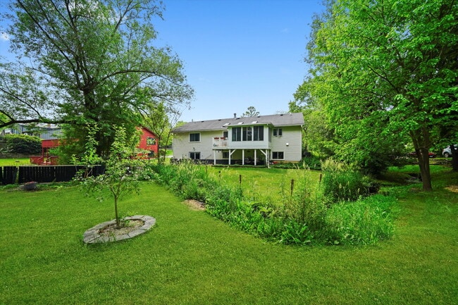 Building Photo - 4-Bed / 2-Bath Nicely Updated Home
