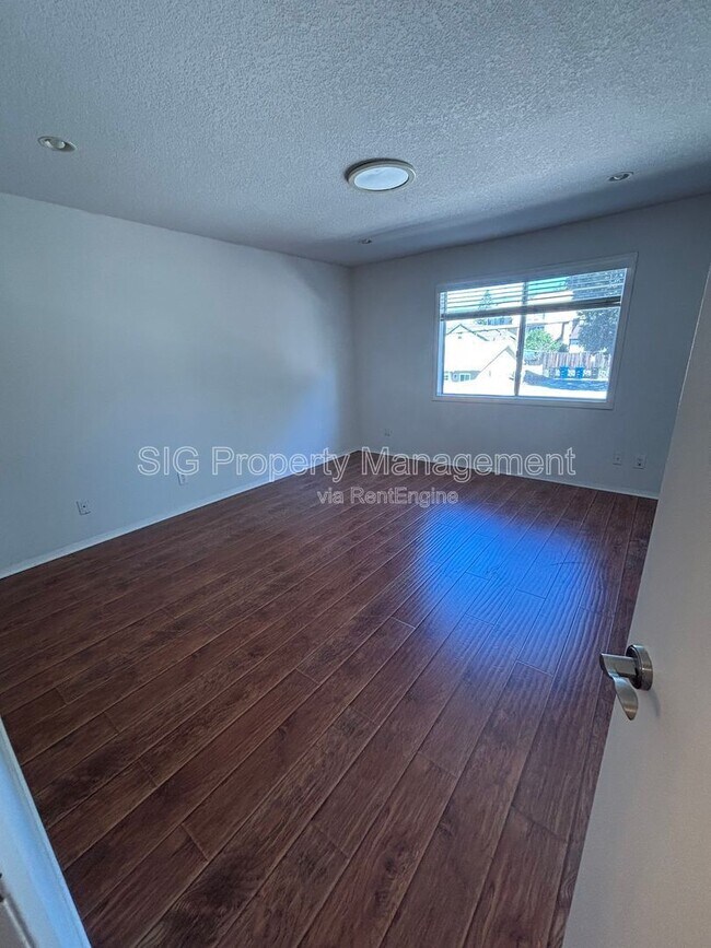 Building Photo - 10208 Pinewood Ave