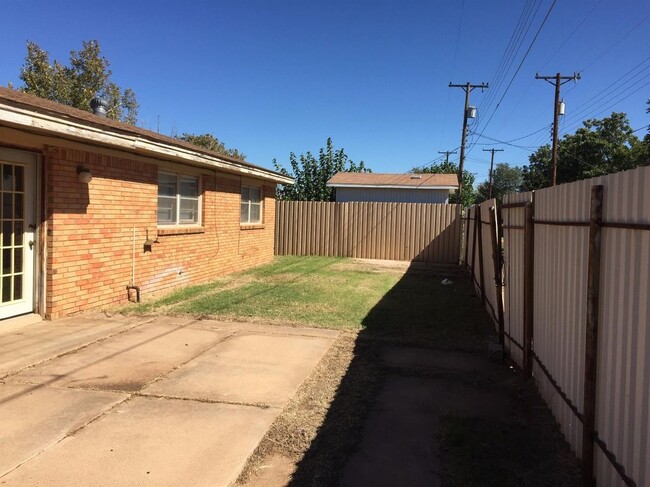 Building Photo - spacious 3 bedroom