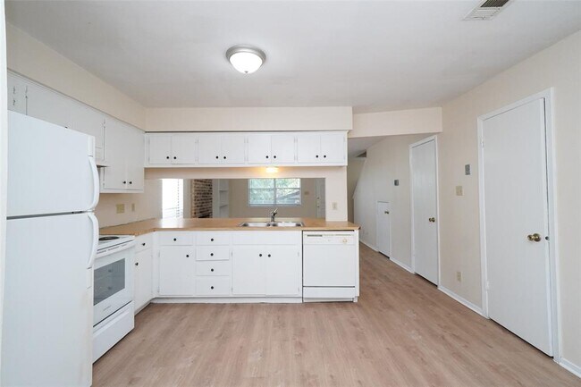 Building Photo - 3305 Dunliegh Dr