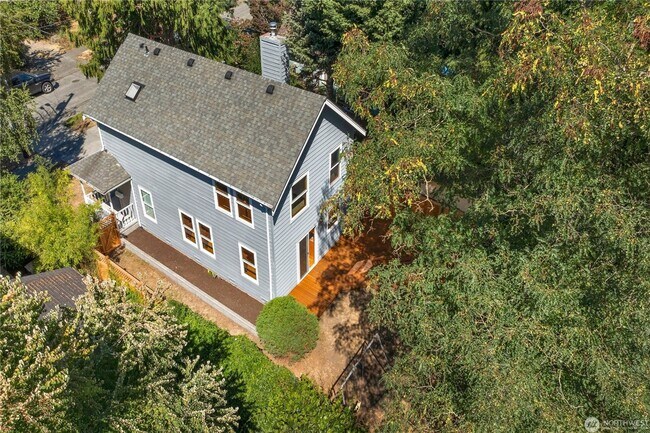 Building Photo - 3 bedroom 2.5 bathroom single family house...