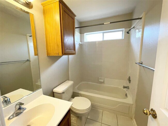 Building Photo - 209 N Kings Canyon Dr