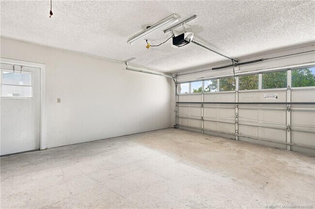 Building Photo - 2101 SE Dolphin Rd