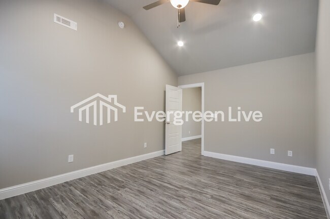 Building Photo - 600 E Osage Trce