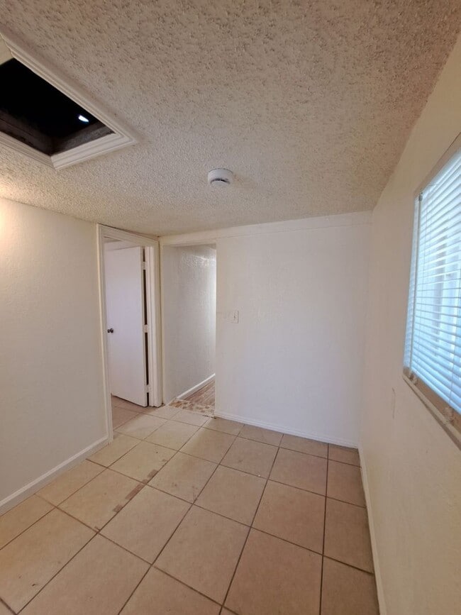Building Photo - Unique 2 Bedroom 1 Bathroom Home Located I...