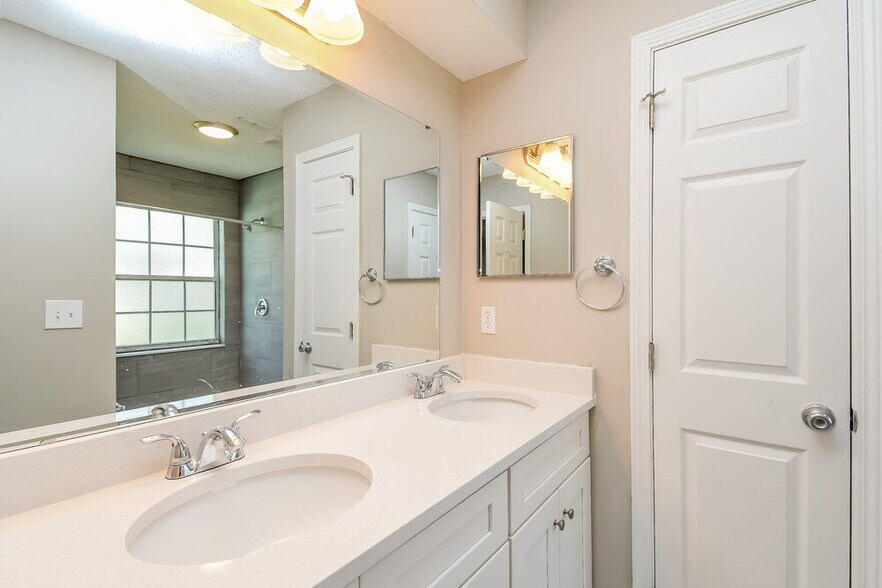 Building Photo - 7725 Fawn Lake Dr S