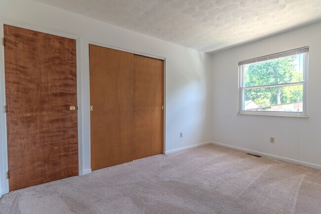 Building Photo - 1047 Alpine Ct