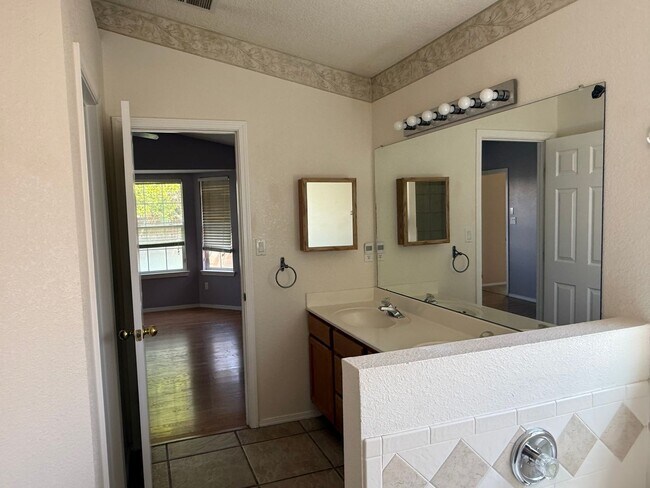 Building Photo - NW Home