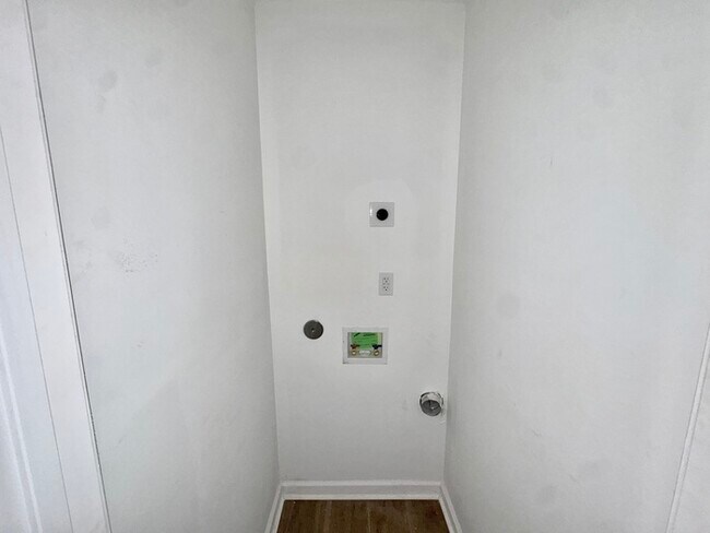 Building Photo - 581 Gilleas Rd