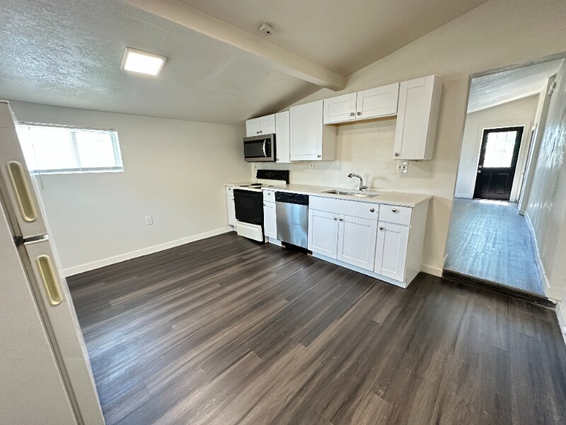 Building Photo - 320 13th Ave