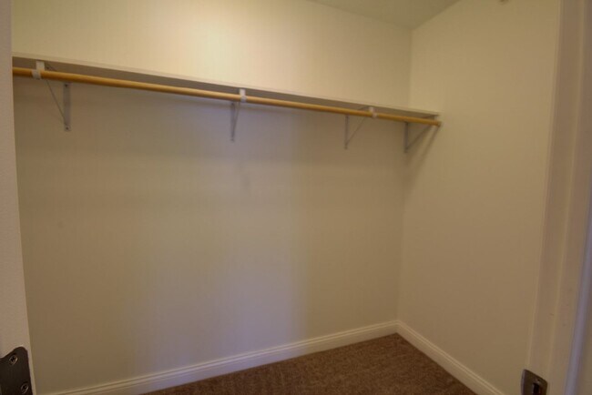 Building Photo - Gorgeous 3 Bedroom Townhome