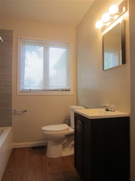 Building Photo - Well-Maintained 3-Bedroom Beauty!