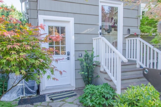 Building Photo - 4Bd/2.75Ba Seattle House