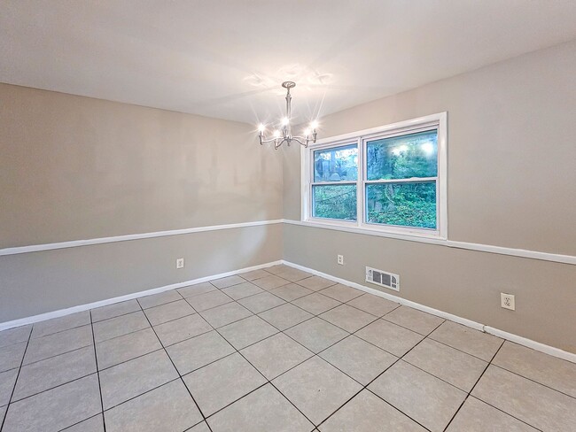 Building Photo - Spacious 4 Bedroom Home Near University Av...