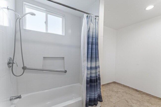 Building Photo - "Charming 2-Bed, 2-Bath Gem with RV Access in Santa Clarita!"