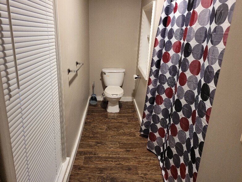 Building Photo - 1010 N Pine St