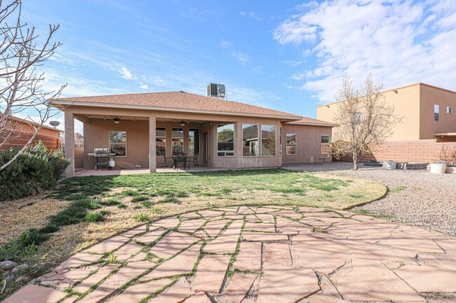 Building Photo - Beautiful 4 Bed 2 Bath - Dogs Allowed!
