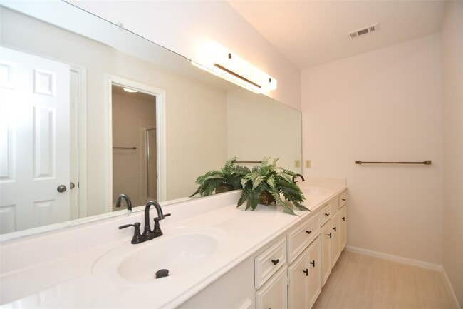 Building Photo - 7614 Club Lake Dr