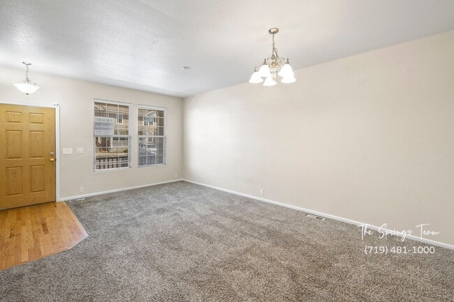 Building Photo - Charming 2-Bedroom Townhome in Central Col...