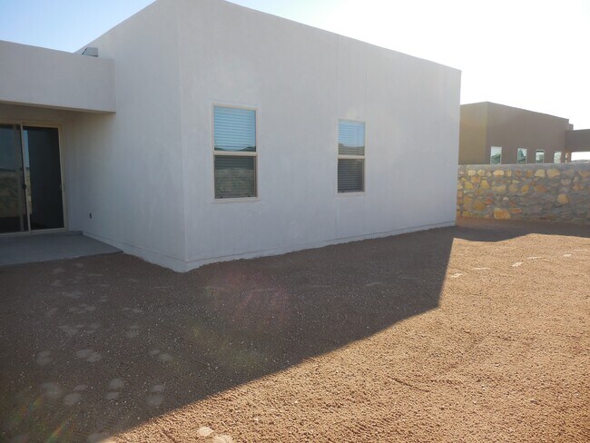 Building Photo - 833 Paseo Dulce Ave