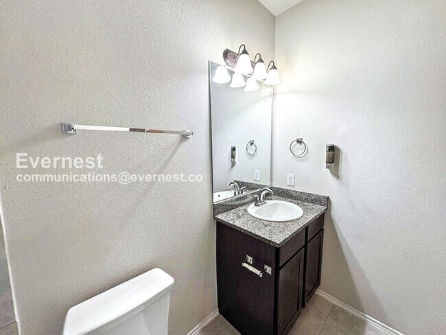 Building Photo - 3-Bed, 2-Bath Townhome with Fenced Yard & Garage / Pet-Friendly / Available Now!