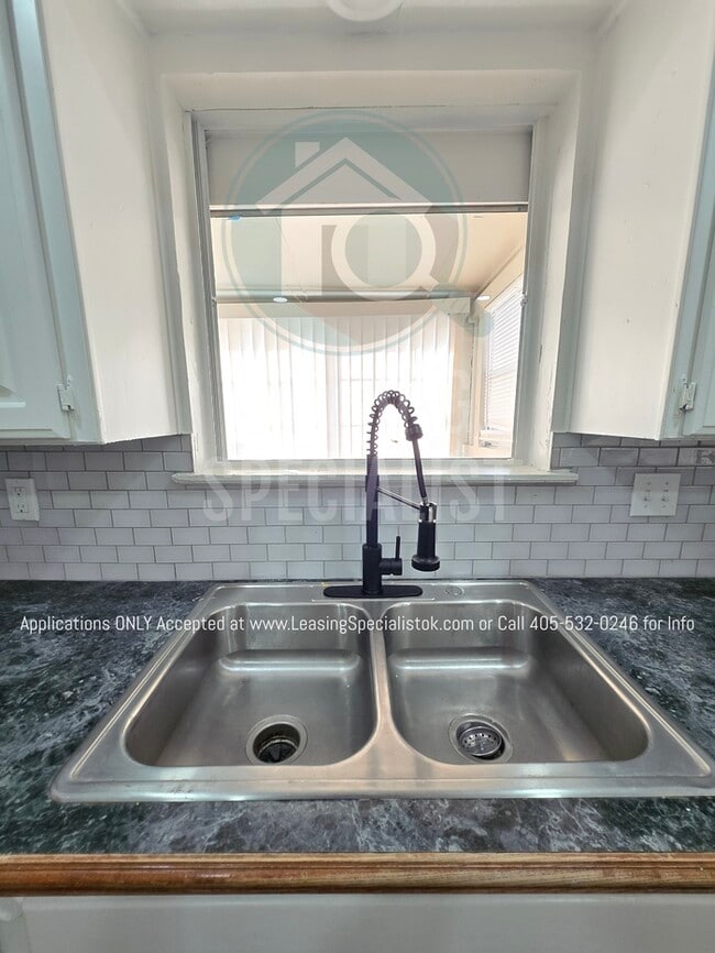 Building Photo - Spacious Village 3 Bed 2 Bath Home!