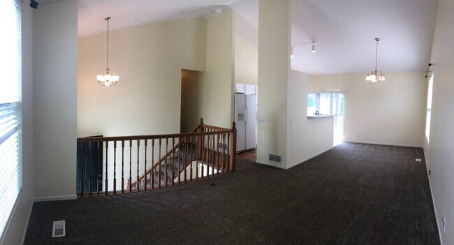 Building Photo - Great Home For Rent in Bellevue!
