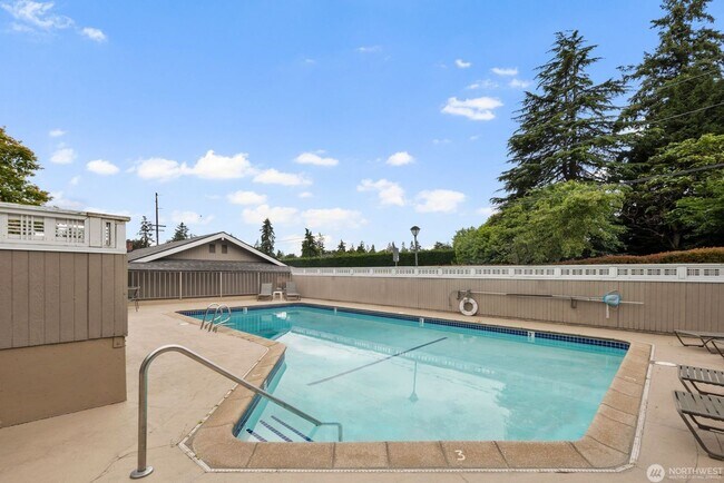 Building Photo - Bright Renovated 1 Bedroom Corner Condo in the Heart of Downtown Bellevue