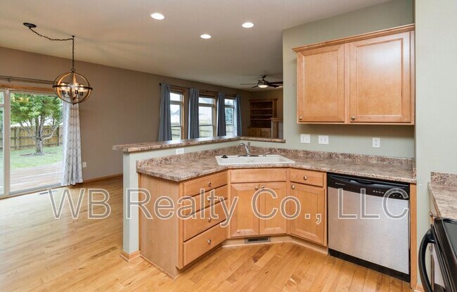 Building Photo - 645 SE Carefree Ln