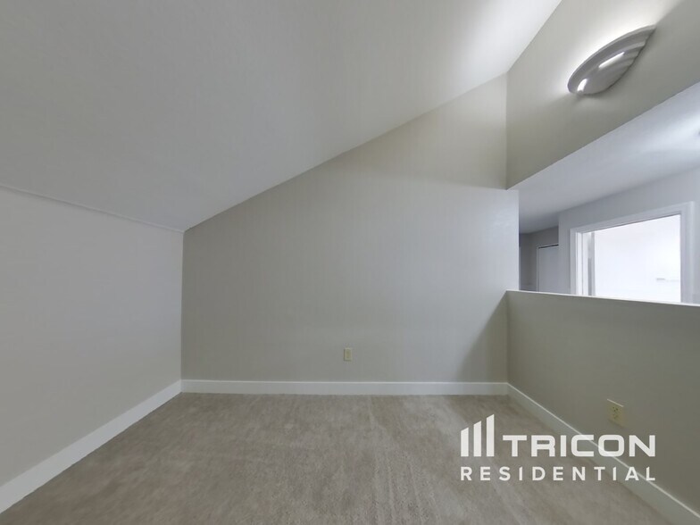 Building Photo - 6340 W Mercer Ln