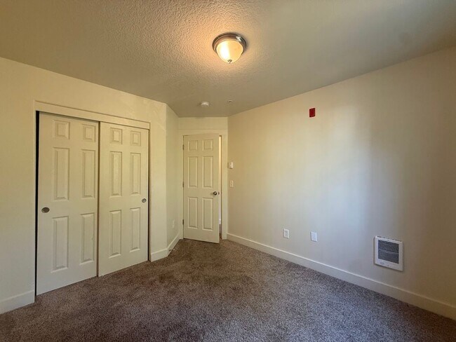 Building Photo - 683 SE 197th Ave