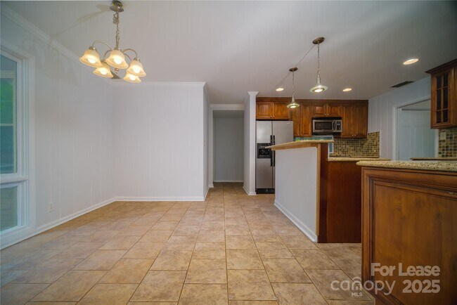 Building Photo - 1123 Lynbrook Dr