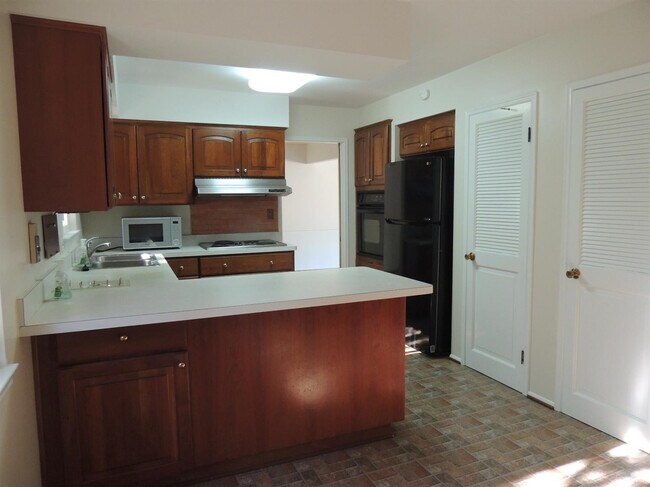 Building Photo - 2098 Yorktown Dr