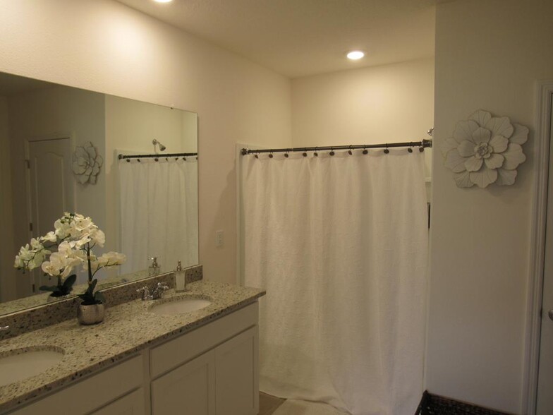 master bath with TWO closets - 2688 Magnolia Ave