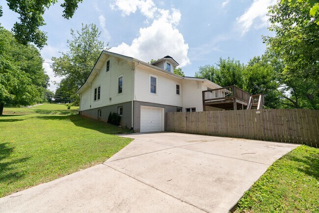 Building Photo - Knoxville 37917 - 3 bedroom 2 bath - call ...
