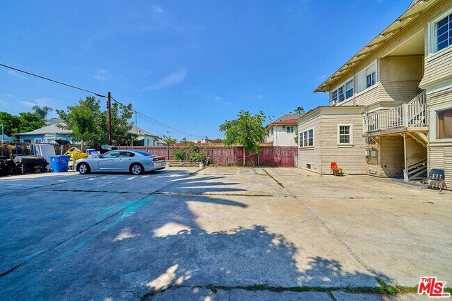 Building Photo - 1347 Valencia St