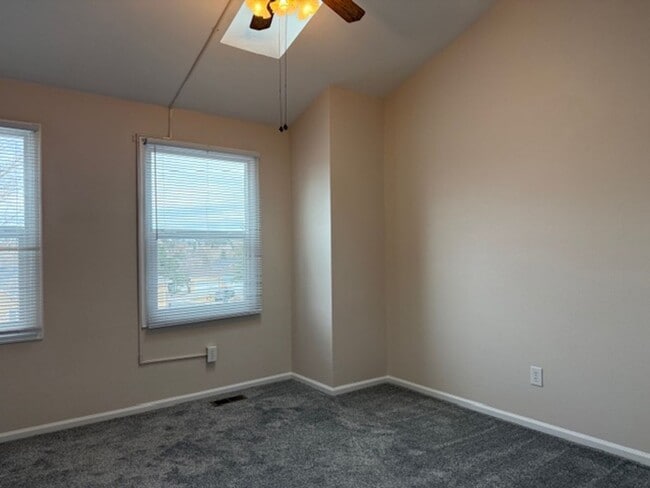 Building Photo - House For Lease