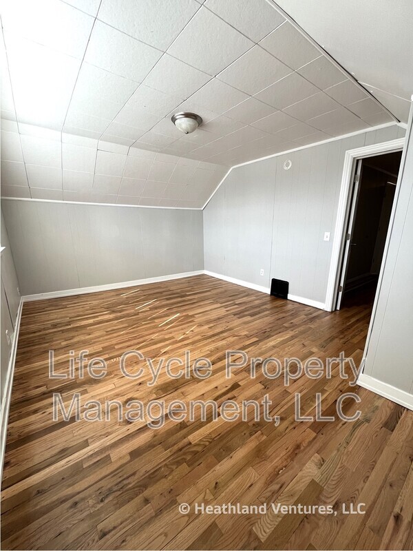 Building Photo - 549 32nd St SE