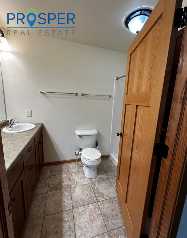 Building Photo - Charming Comfort Meets Prime Eau Claire Location!