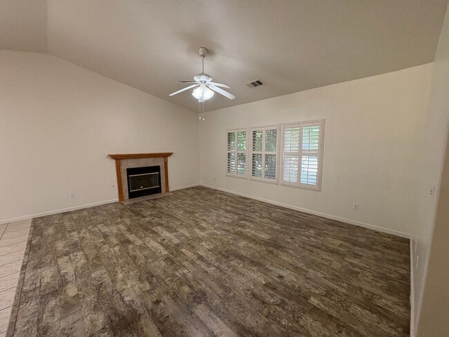 Building Photo - Gorgeous 4 Bedroom in NW Visalia!