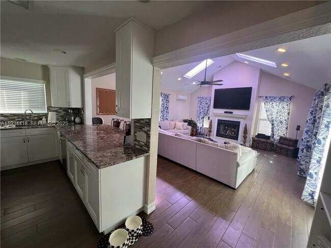 Building Photo - 5068 Beechwood Rd