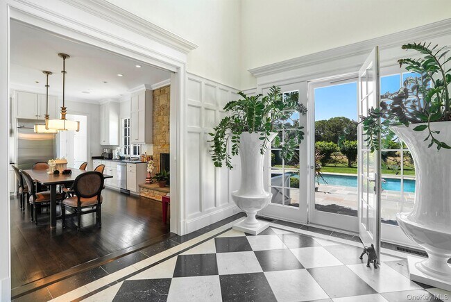 Building Photo - 10 Horse Meadow Ln