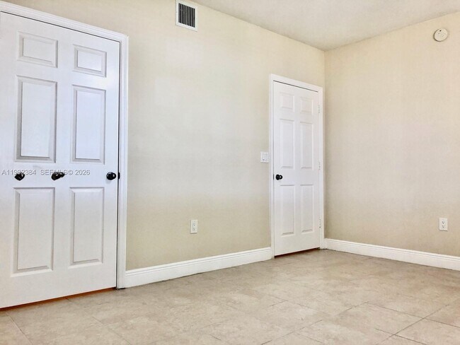 Building Photo - 2557 Centergate Dr