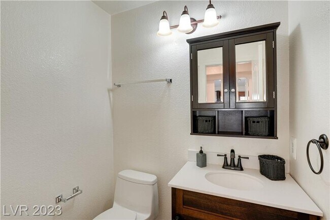 Building Photo - 4 BEDROOM HOME WITH PRIMARY BEDROOM DOWNST...