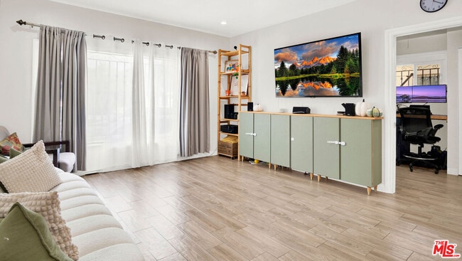 Building Photo - 252 E 47th St