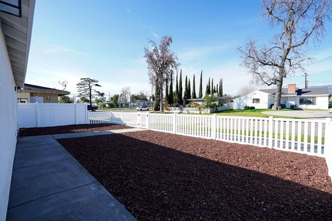 Building Photo - 1600 E Columbia Ave