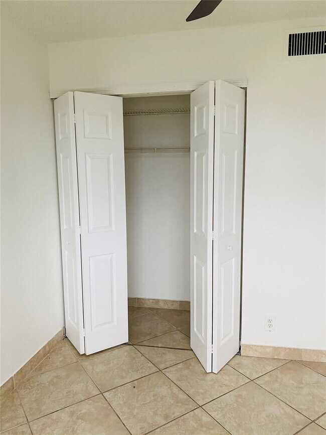 Building Photo - 10046 Winding Lake Rd